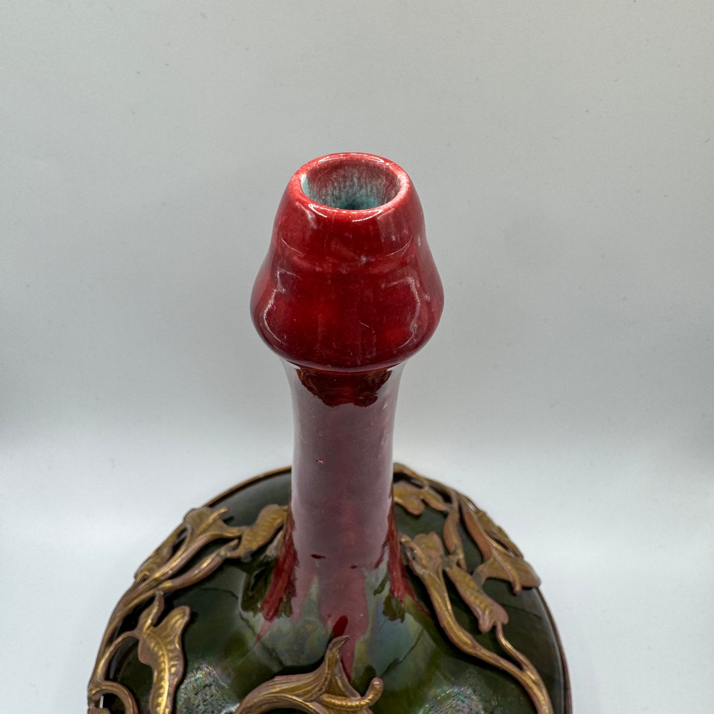 Joli soliflore Art Nouveau - céramique vernissée et bronze