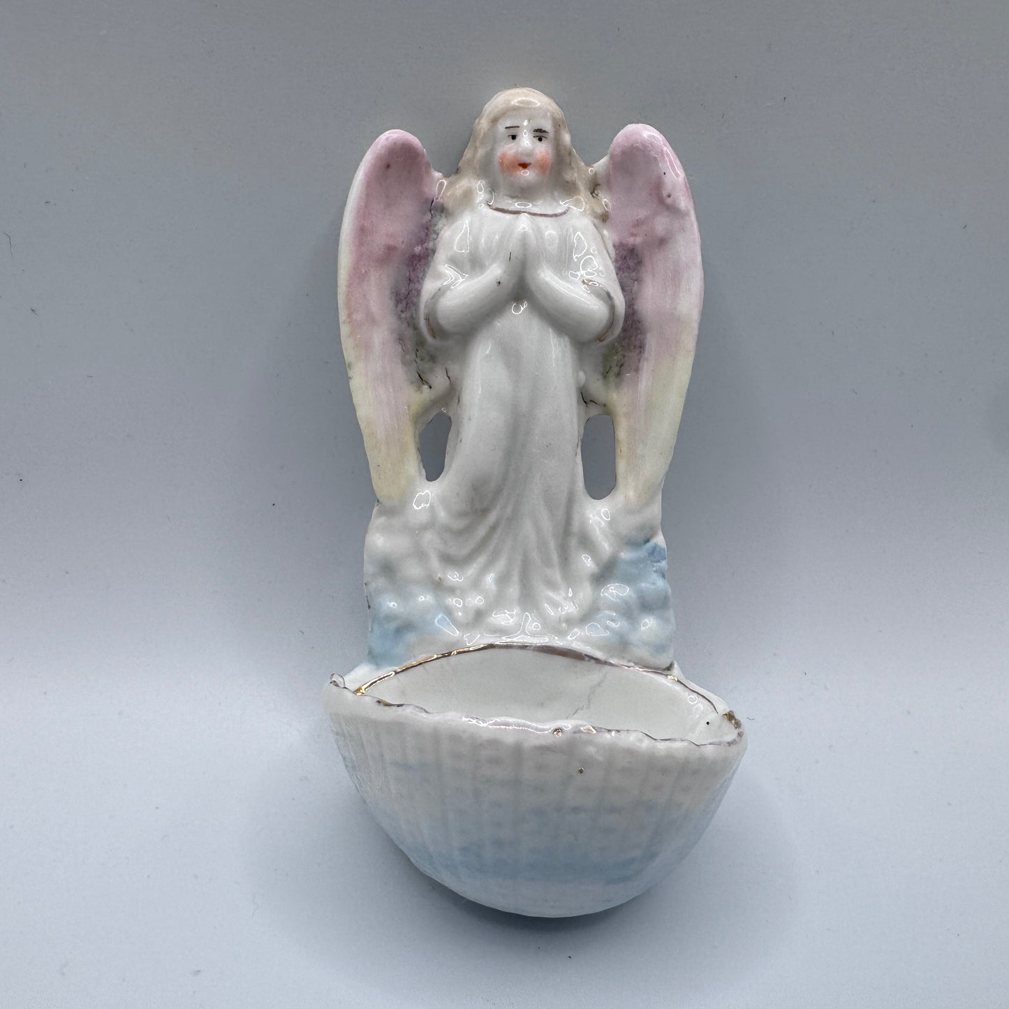 Petite sculpture religieuse ancienne en biscuit polychrome - bénitier ange gardien
