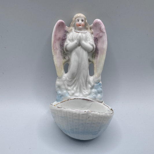 Petite sculpture religieuse ancienne en biscuit polychrome - bénitier ange gardien