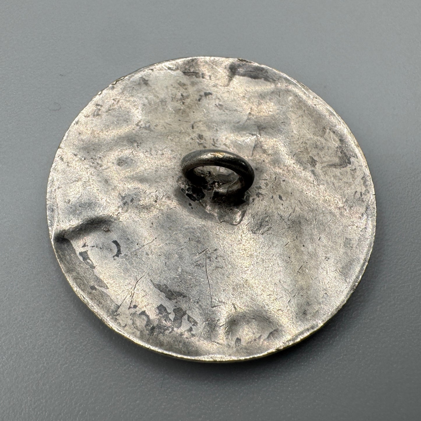 Bouton ancien ART NOUVEAU - métal argenté - Femme à la Rose