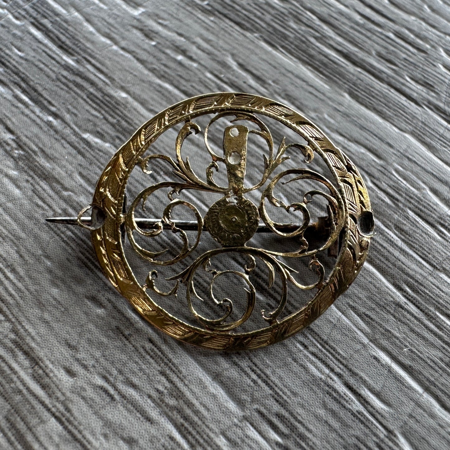 Broche ancienne « coq de montre » bronze