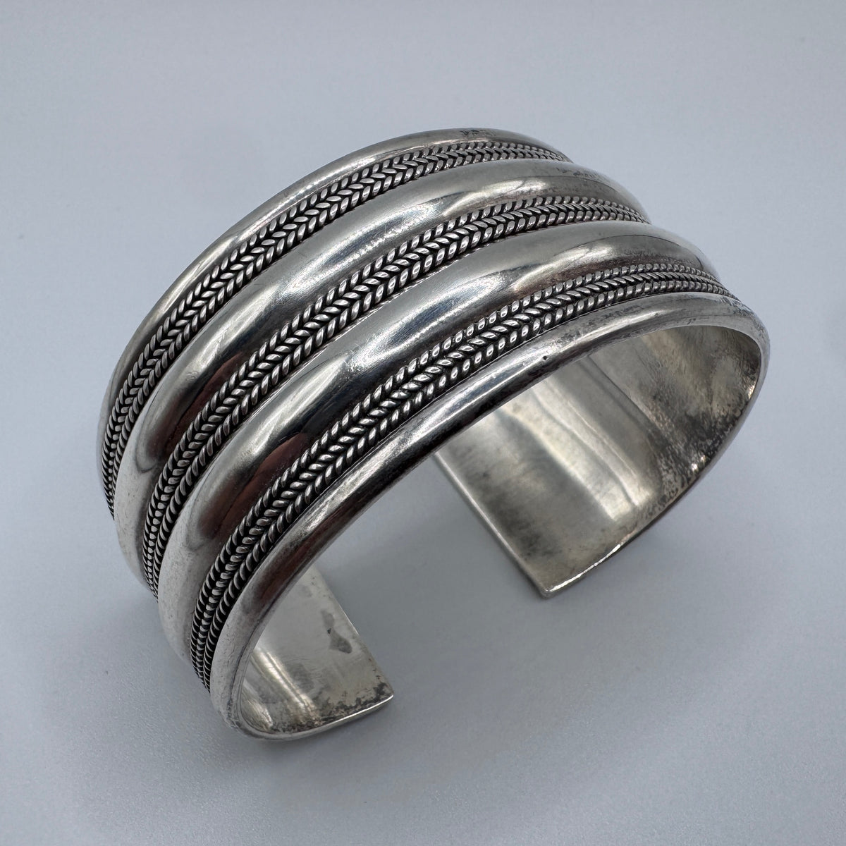 Joli Bracelet manchette ancien en argent Minerve