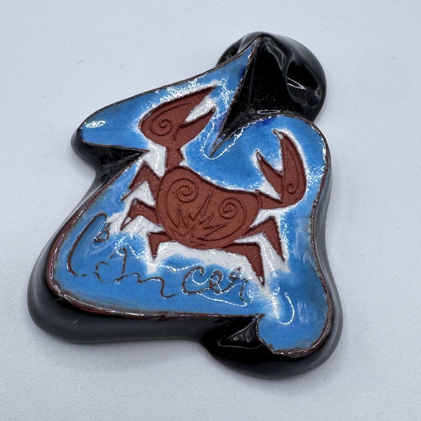 Pendentif astrologique « cancer »émaillé signé de Pauf Urfer - céramiste d'art