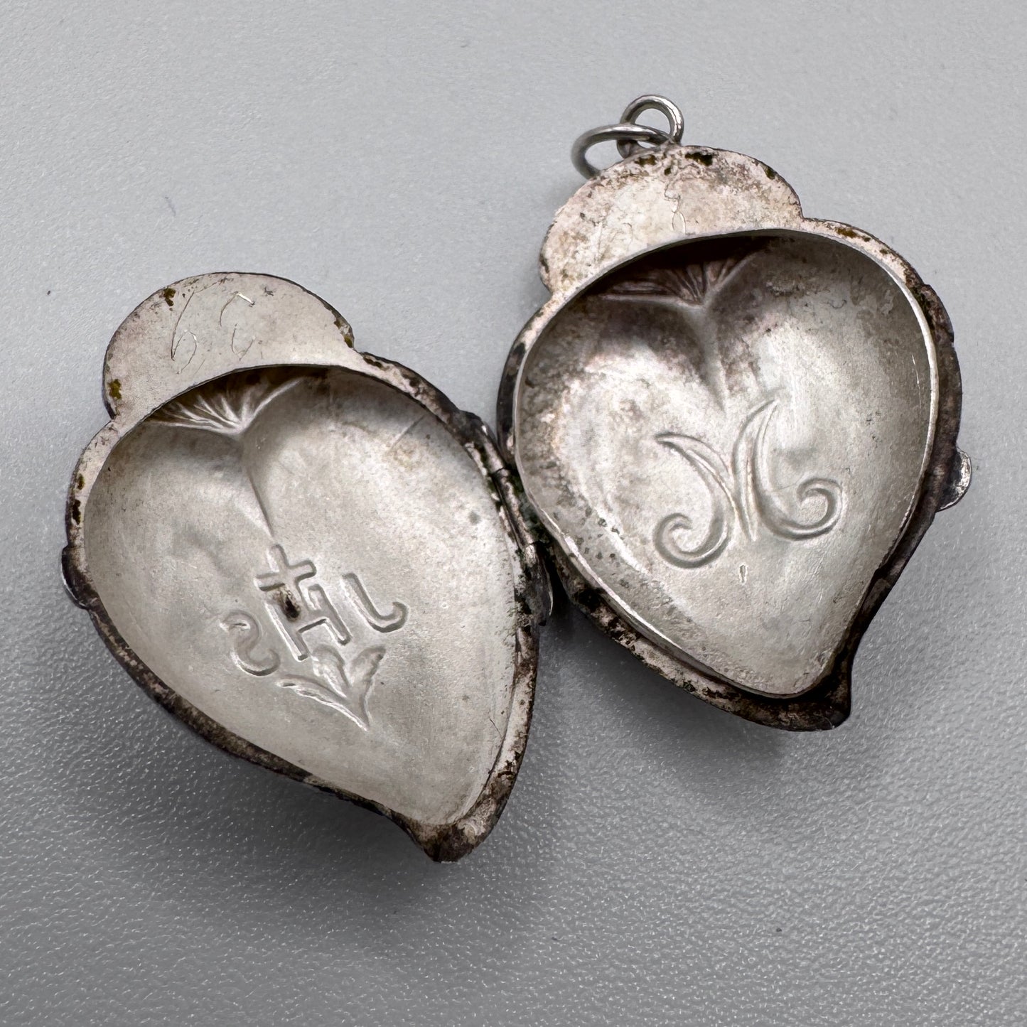 Pendentif Porte Reliquaire ancien en argent - ex voto - Coeur Sacré de Jesus et Marie