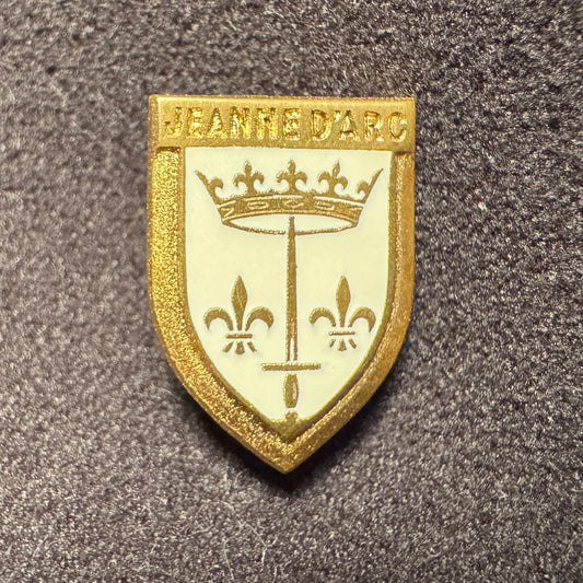 Personnage D'insigne Du Drapeau De La Lettonie Avec Une Expression De Personnage D'insigne Du Drapeau De La Lettonie Avec Une Expression De