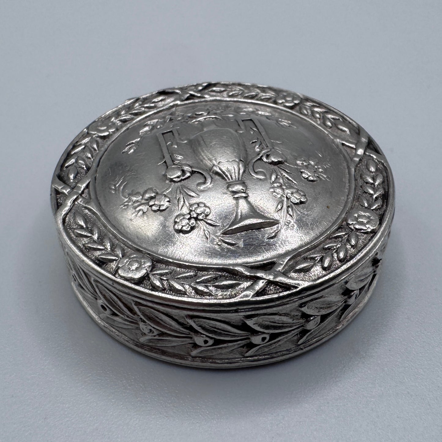 Superbe petite boîte pilulier ancienne en argent massif