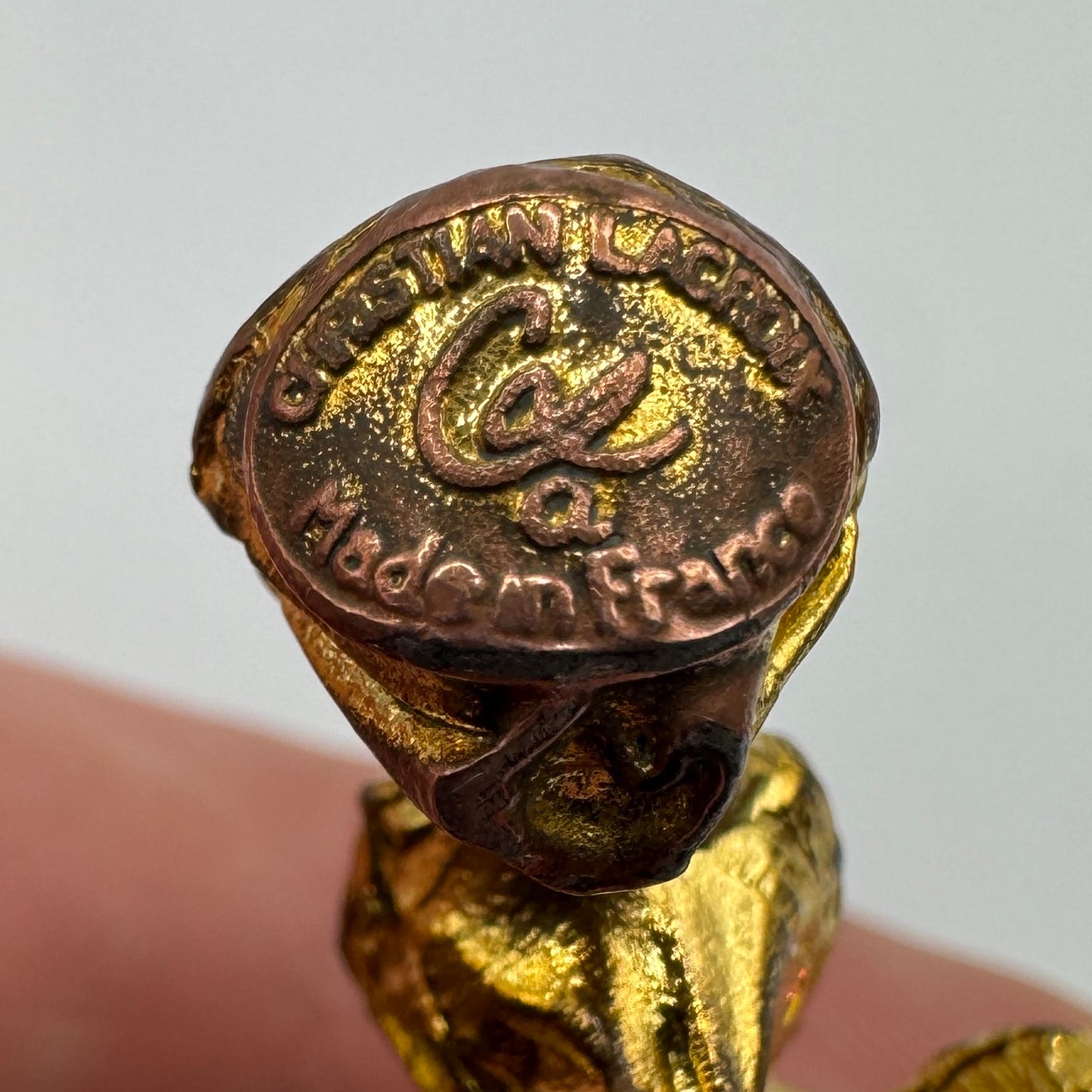 Pendentif CHRISTIAN LACROIX « croix » - métal doré