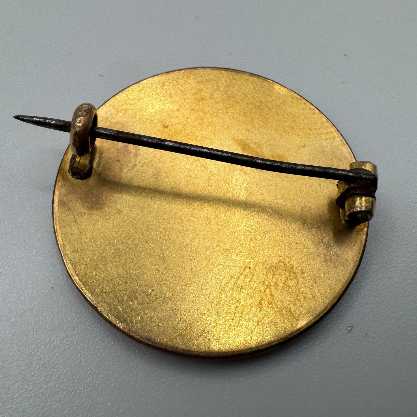 Broche ancienne « La Victoire » en plaqué or - vers 1900