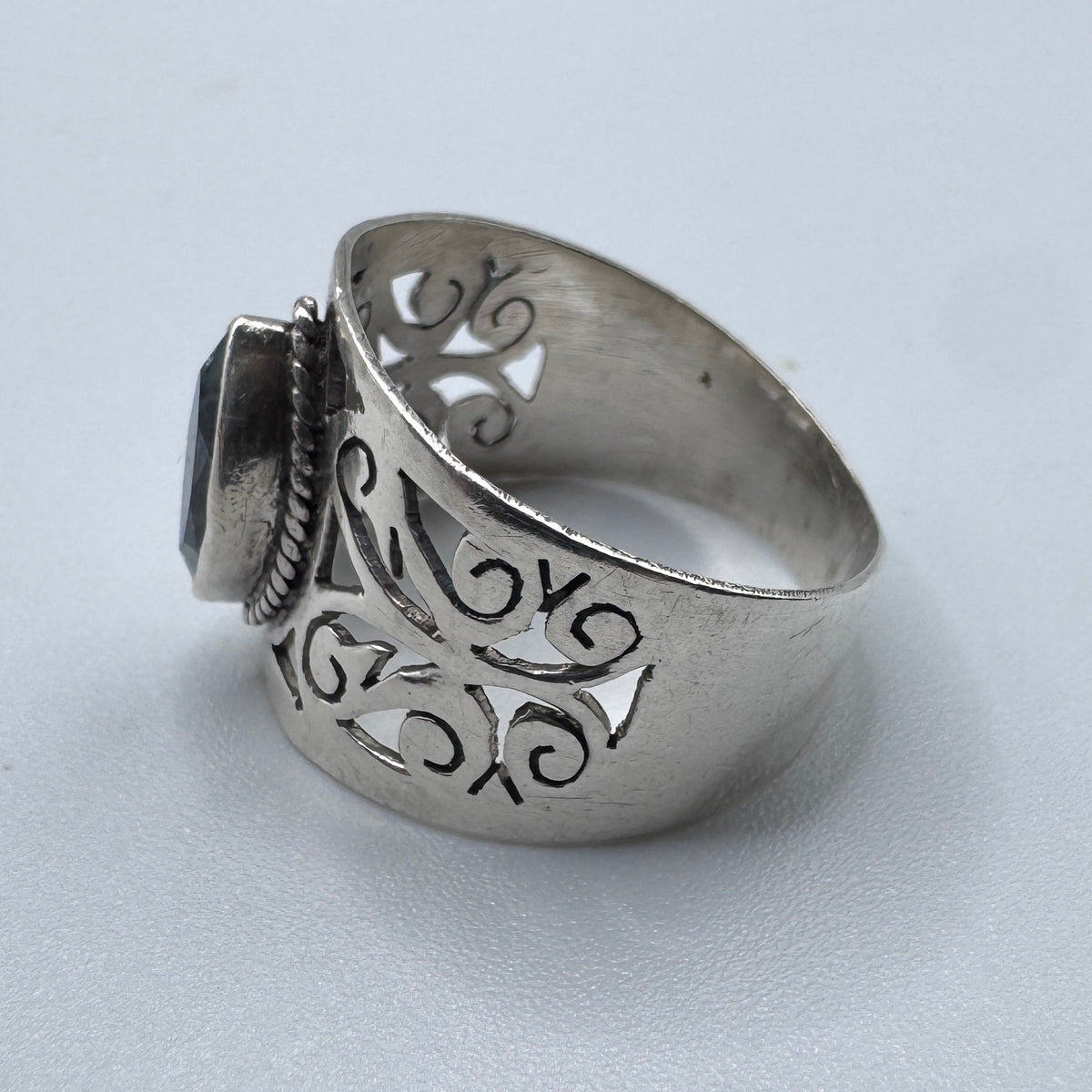 Grosse Bague en argent et topaze bleue