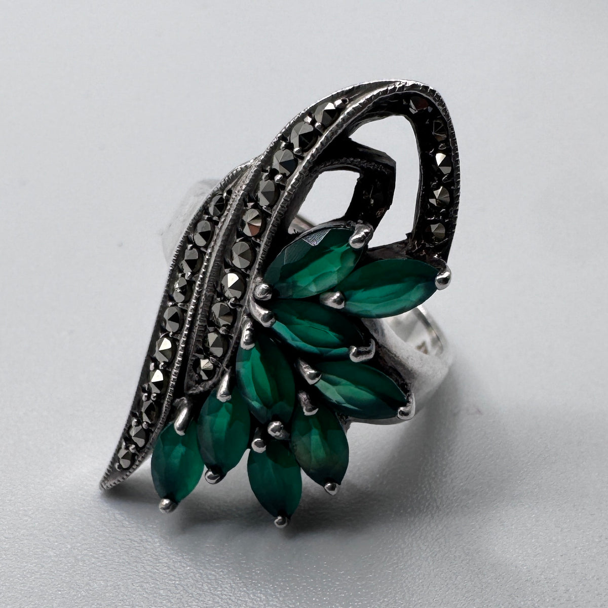 Grosse bague en argent massif et émeraudes
