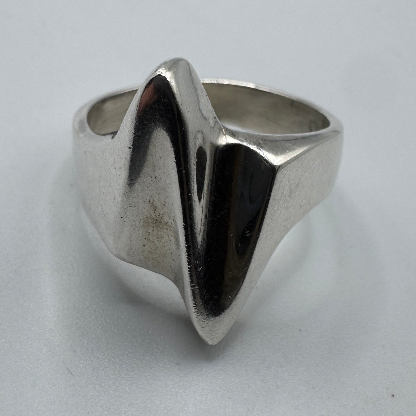Bague en argent motif moderniste