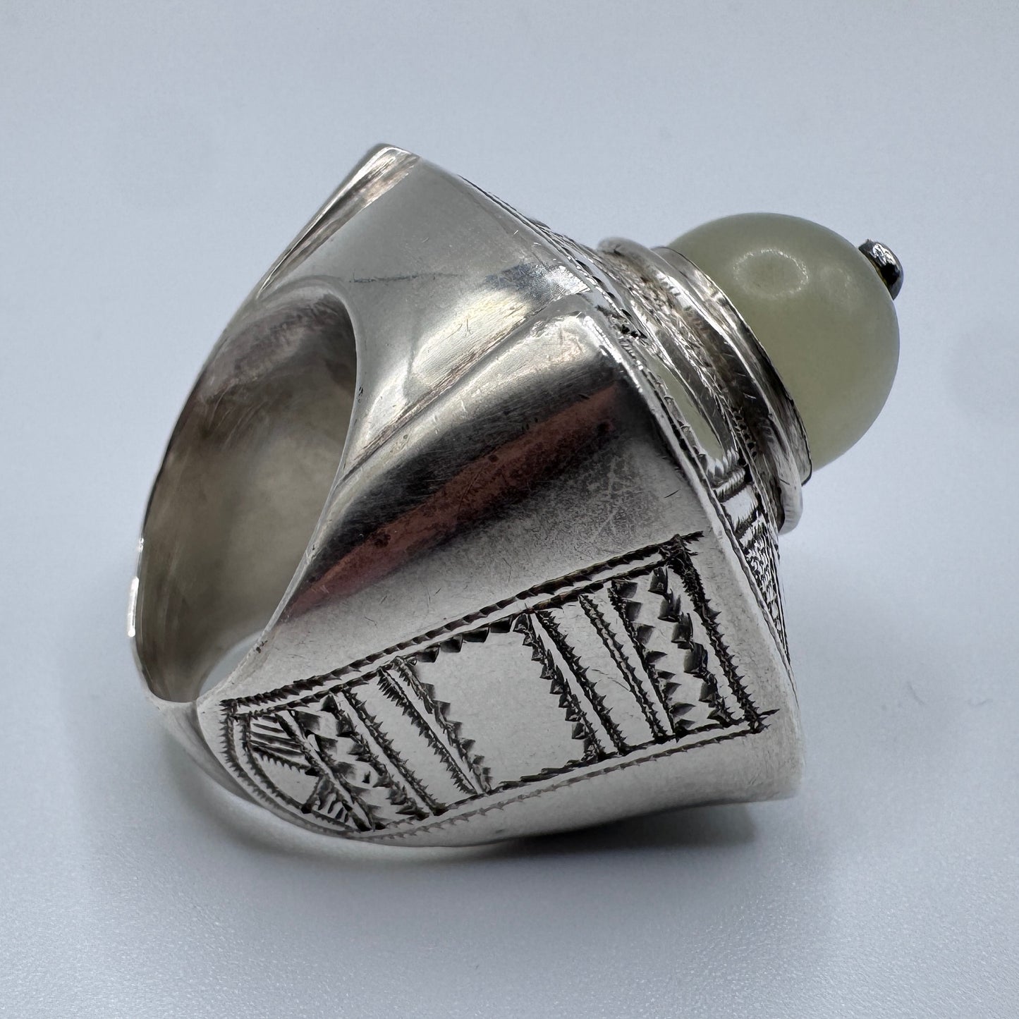 Énorme bague ancienne ethnique en argent massif et Jade