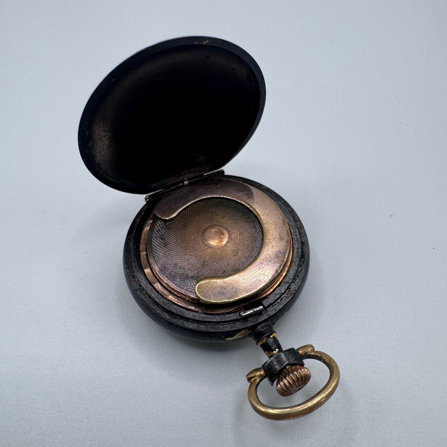 Rare Porte Louis ancien en forme de montre à gousset
