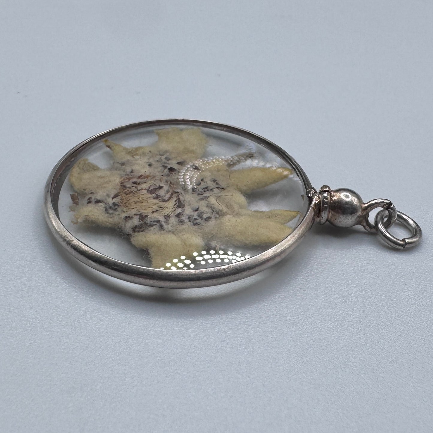 Joli Pendentif ancien en argent massif porte reliquaire « Edelweiss »