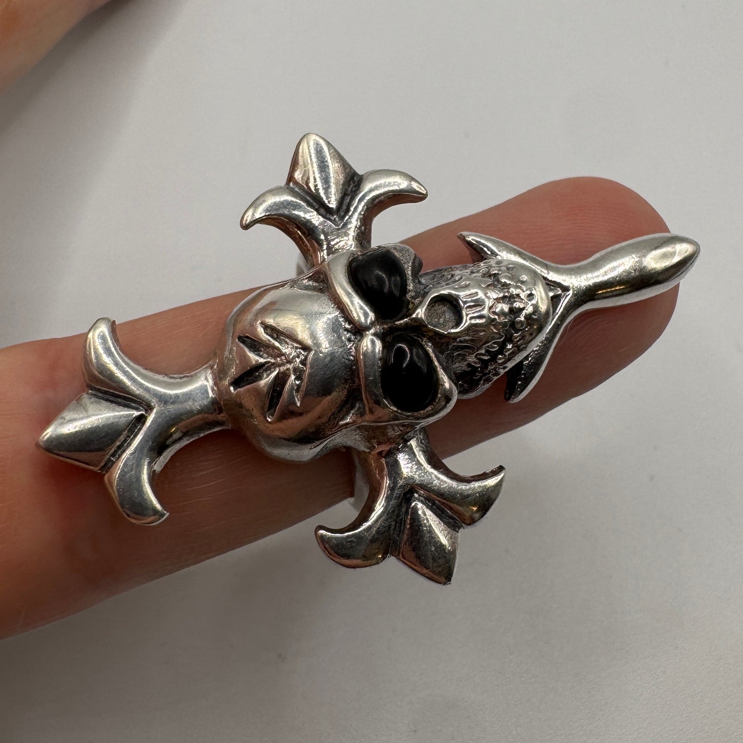 Superbe grosse Bague en argent motif Mémento Mori