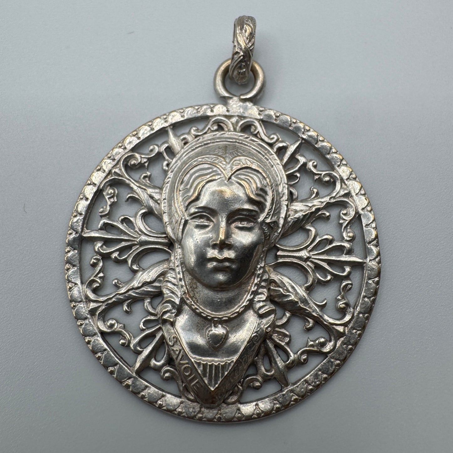 Pendentif ancien « La Savoyarde » - Métal argenté