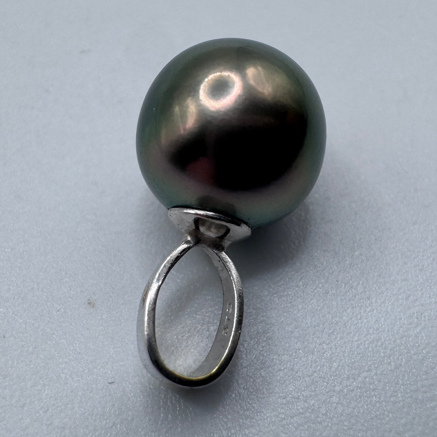 Jolie perle de culture montée en pendentif - or 9 carats