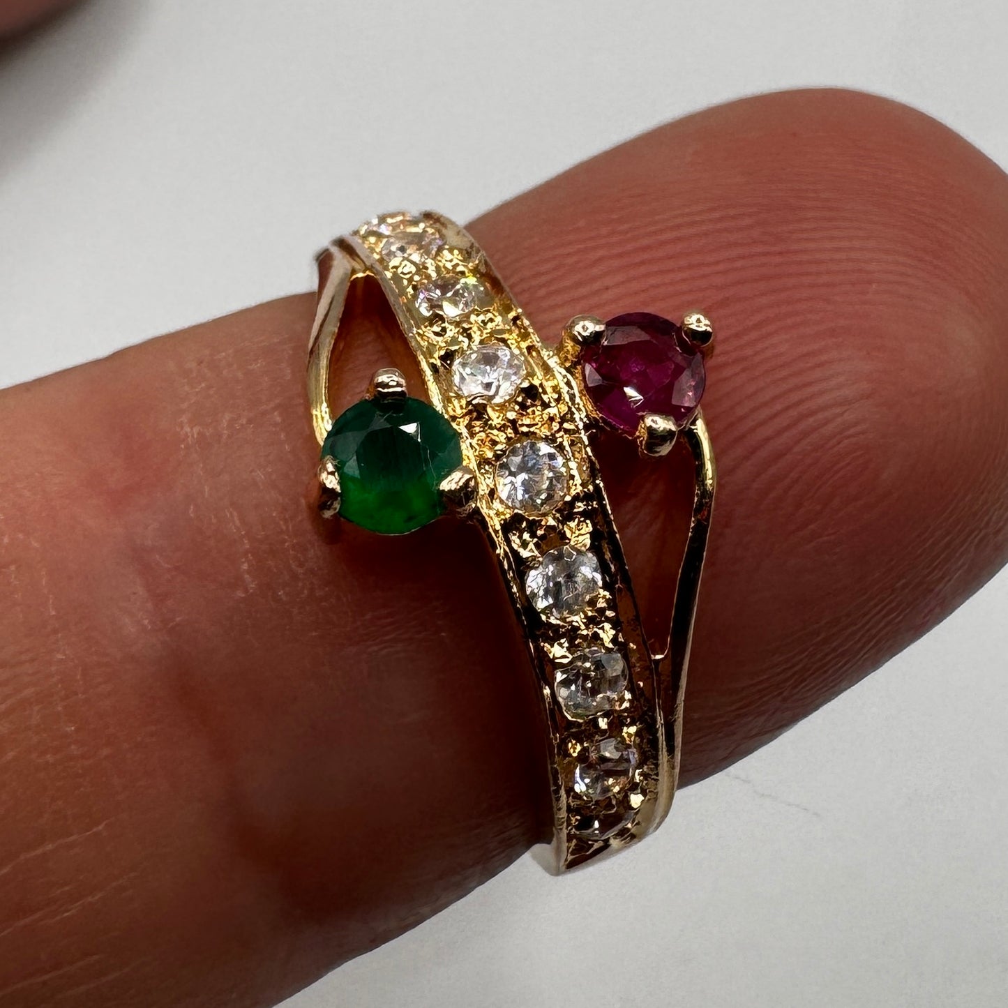 Bague en plaqué or - pierres et verroterie