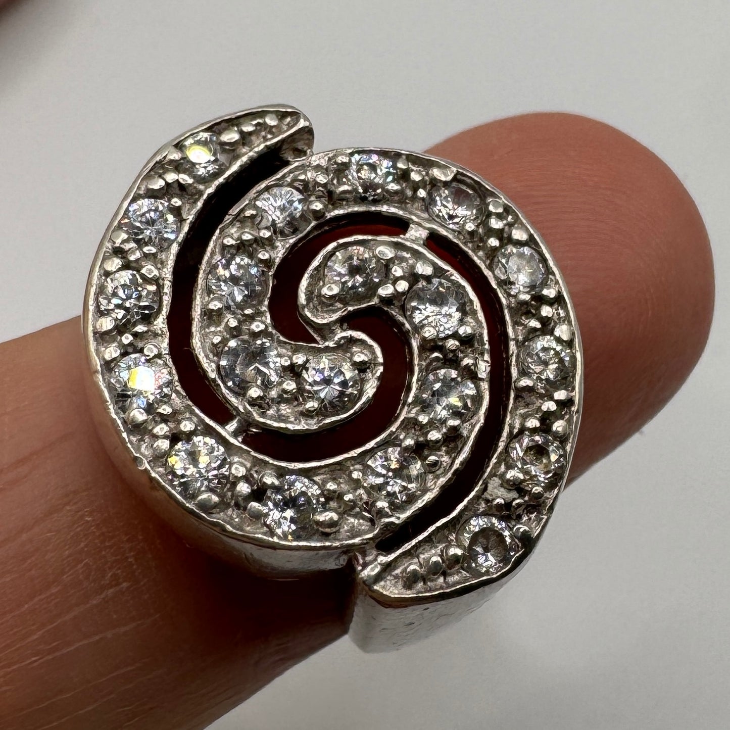 Grosse bague en argent et brillants