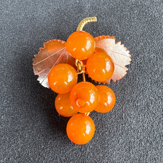 Broche ancienne en plaqué or et Bakélite - « grappe de raisin »