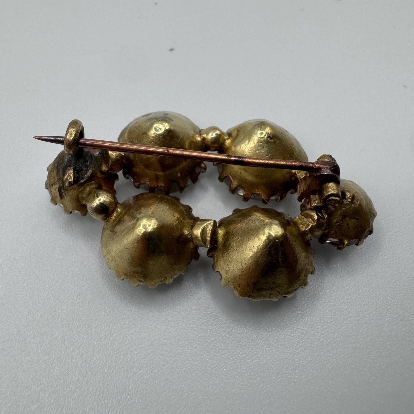 Broche ancienne - bronze et verroterie