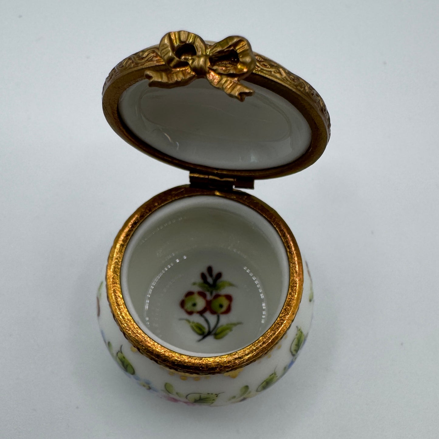 Boîte à Pilules Porcelaine de Limoges Peinte à la Main - Décor Floral et Dorures