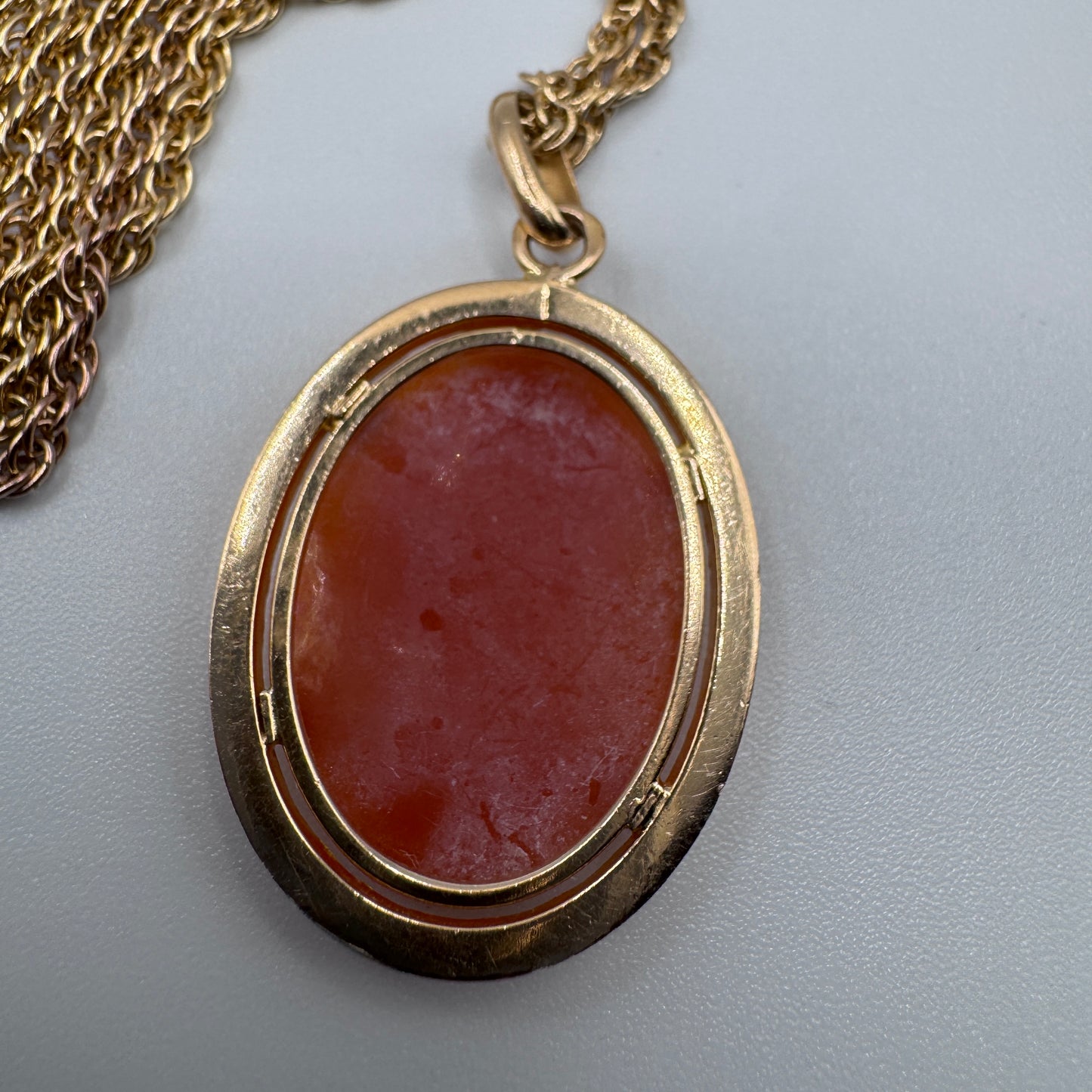 Superbe Pendentif ancien camée en plaqué or avec sa chaîne