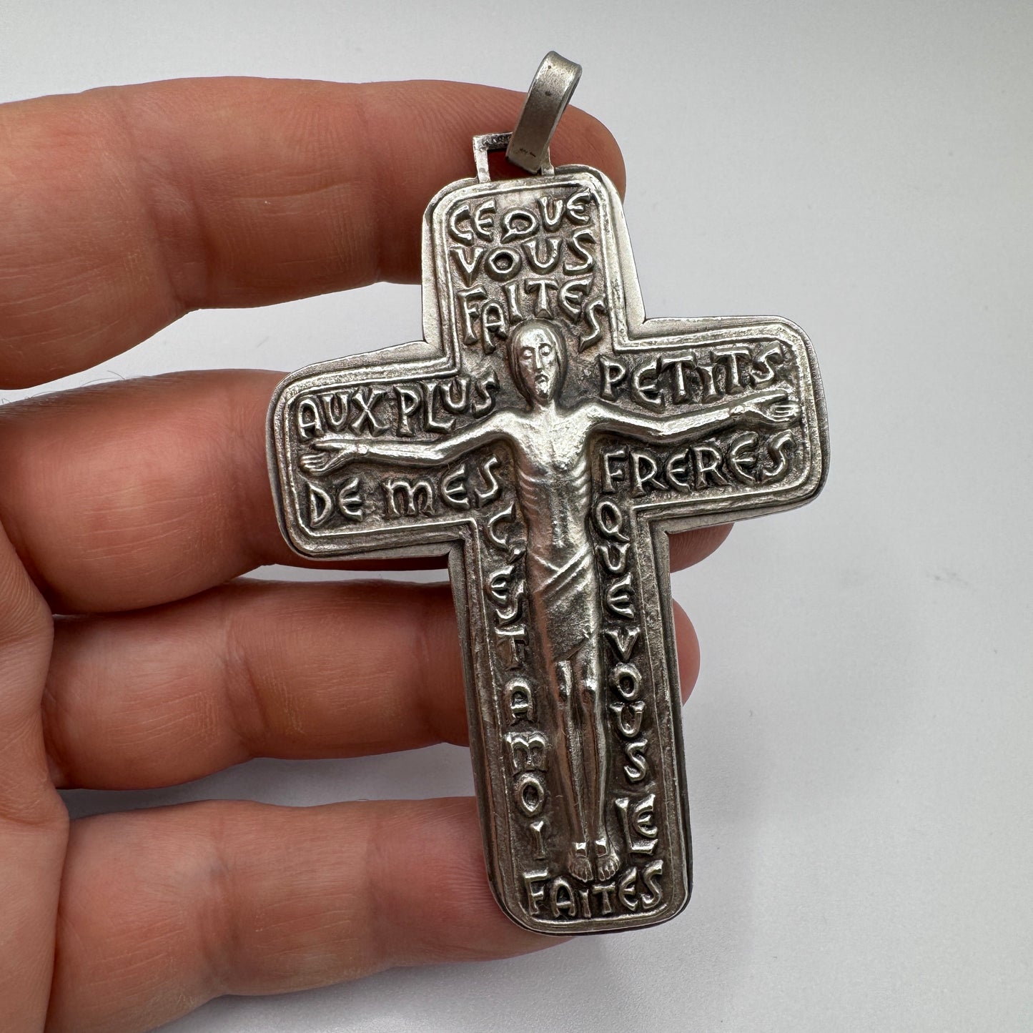 Superbe Croix dite Caritas en bronze argenté