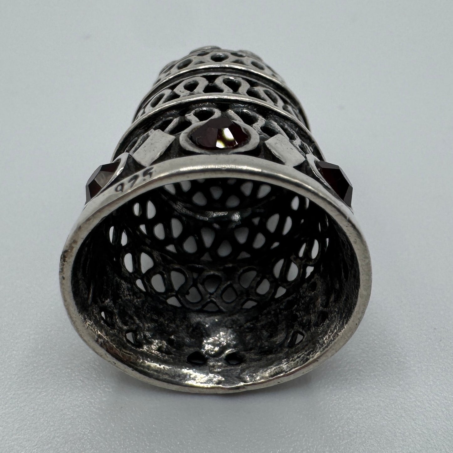 Superbe Dé à coudre Ancien en argent et verre grenat