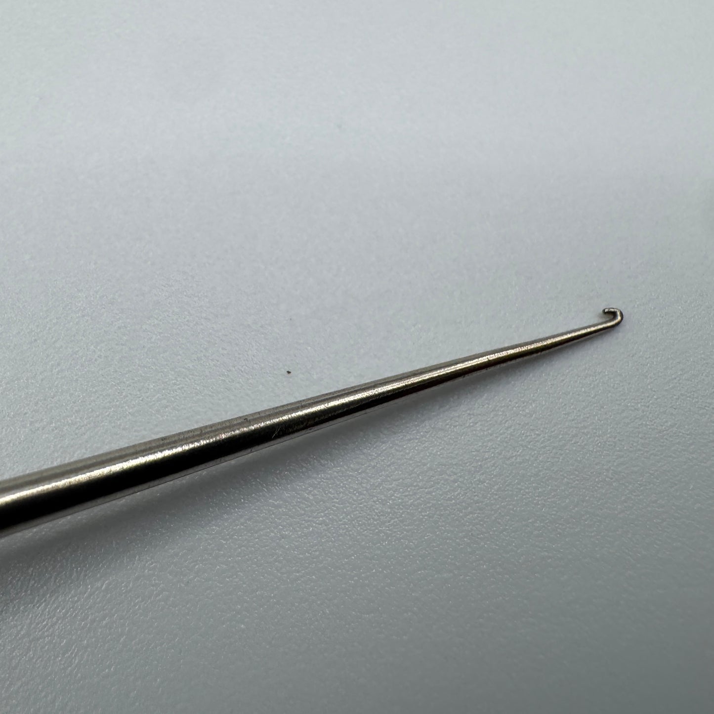 Petit crochet de couture ancien - argent fourré et acier