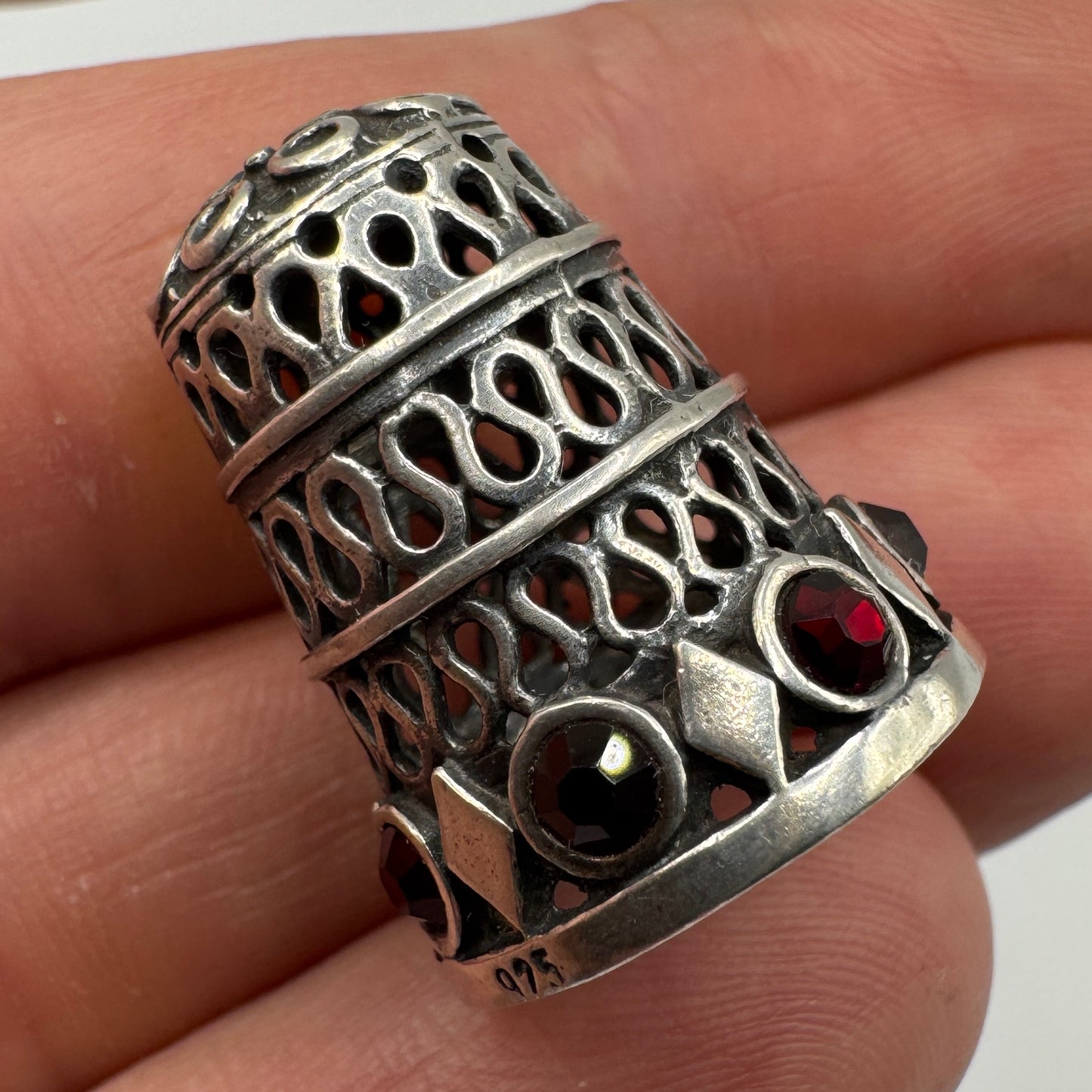Superbe Dé à coudre Ancien en argent et verre grenat