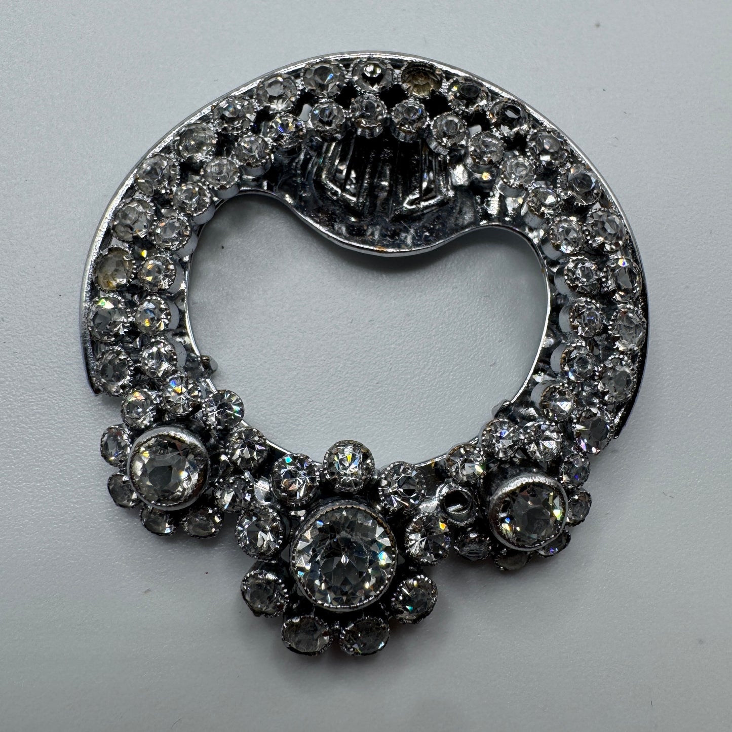 Broche ancienne pince à foulard en métal chromé et verroterie