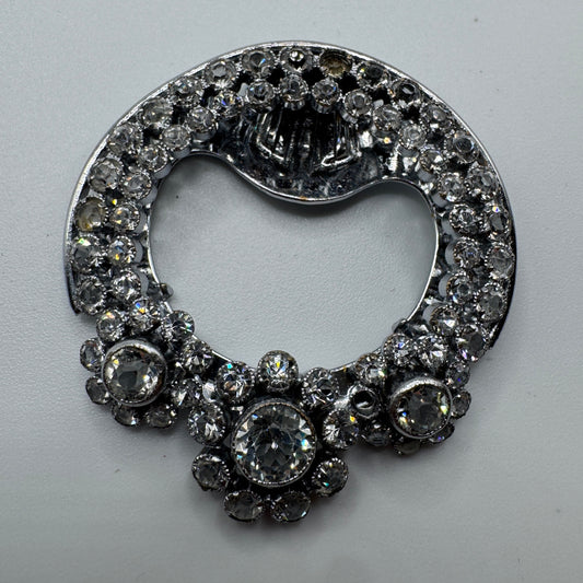 Broche ancienne pince à foulard en métal chromé et verroterie