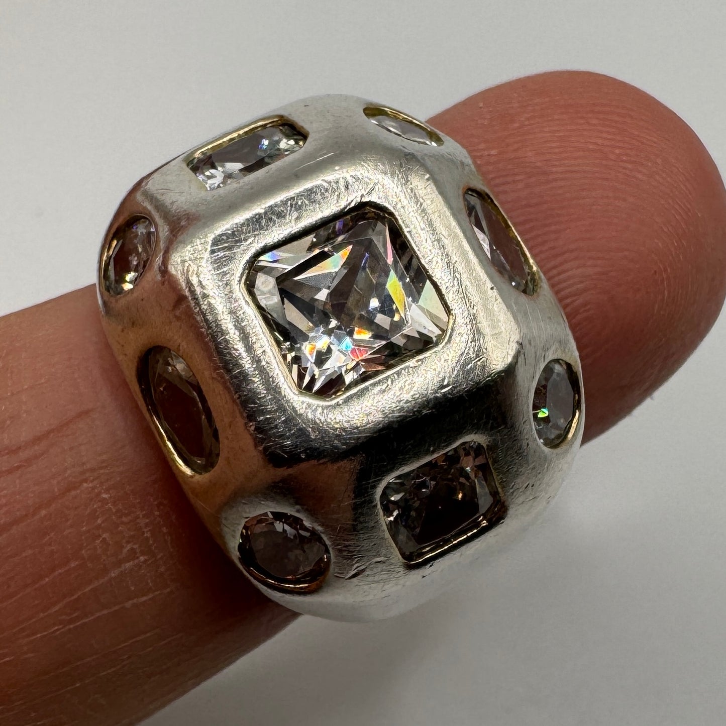 Grosse bague en argent et verroterie