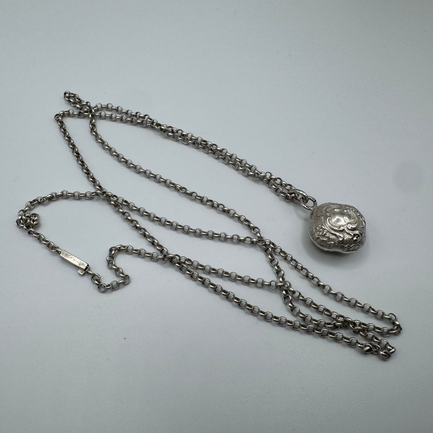 Chaine ancienne vers 1900 avec pendentif breloque - Argent massif