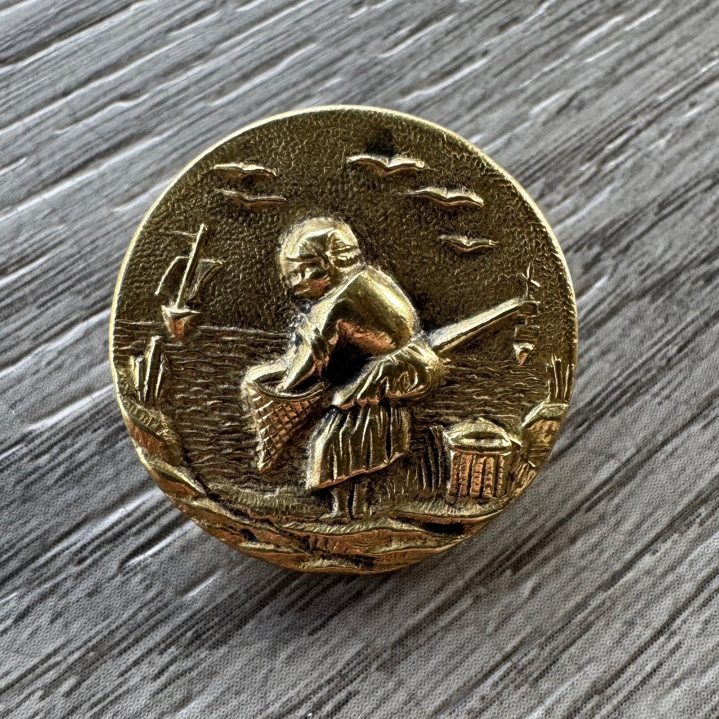 Bouton ancien en bronze et acier - « pêcheuse de crevette »