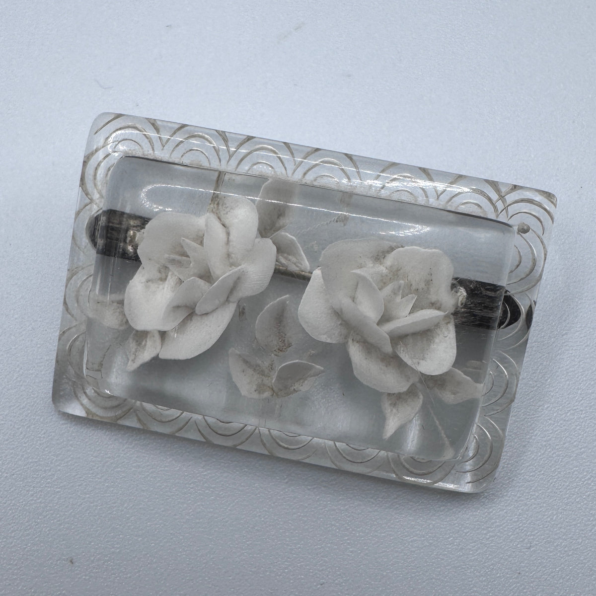 Broche ancienne en Lucite « décor floral »