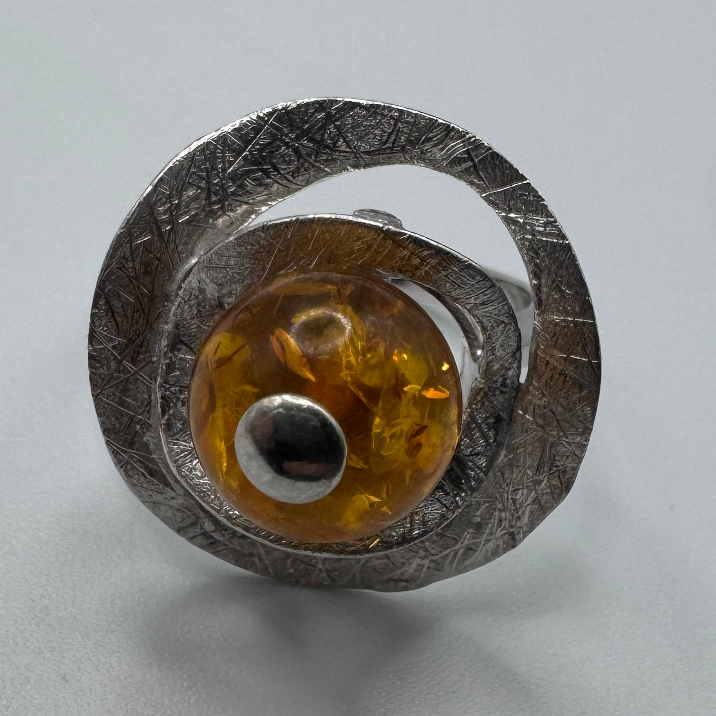 Grosse bague en argent et ambre