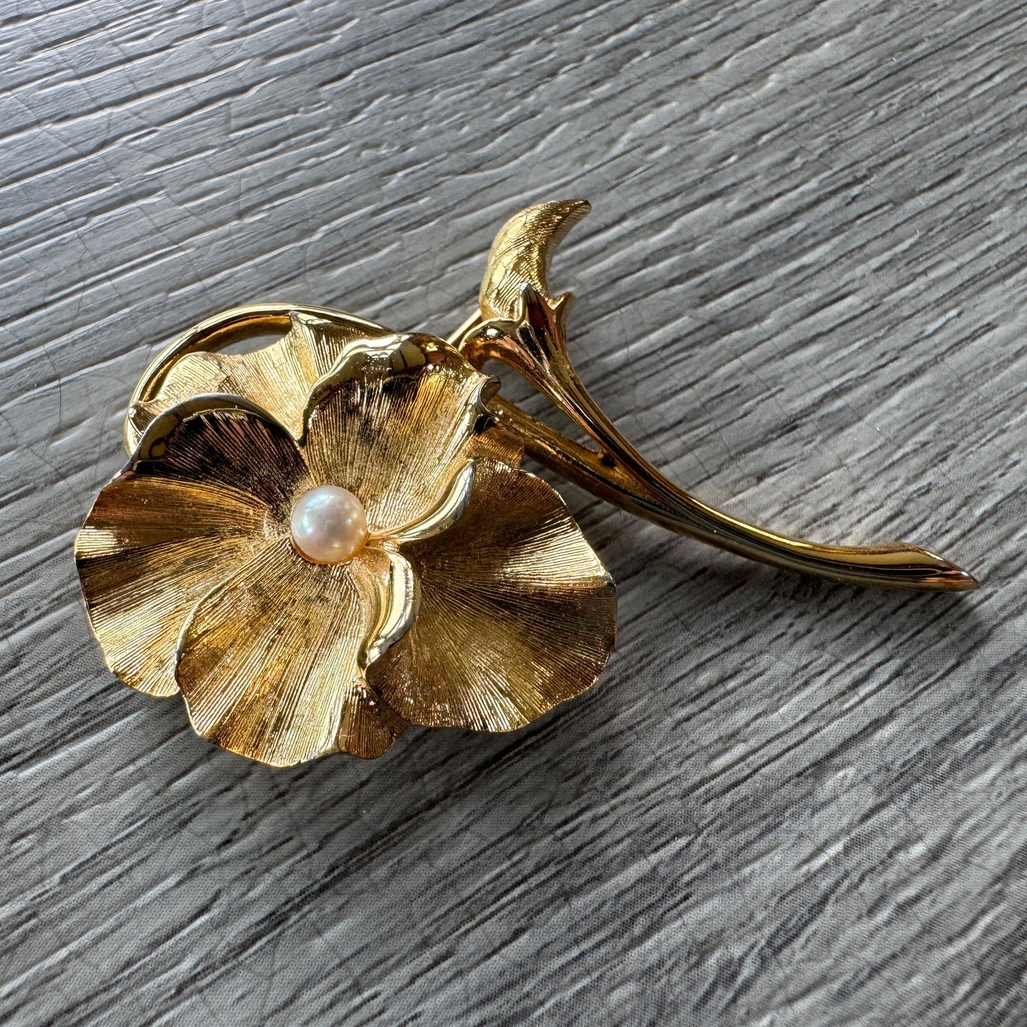 Broche créateur Vintage Boucher - métal doré et perle