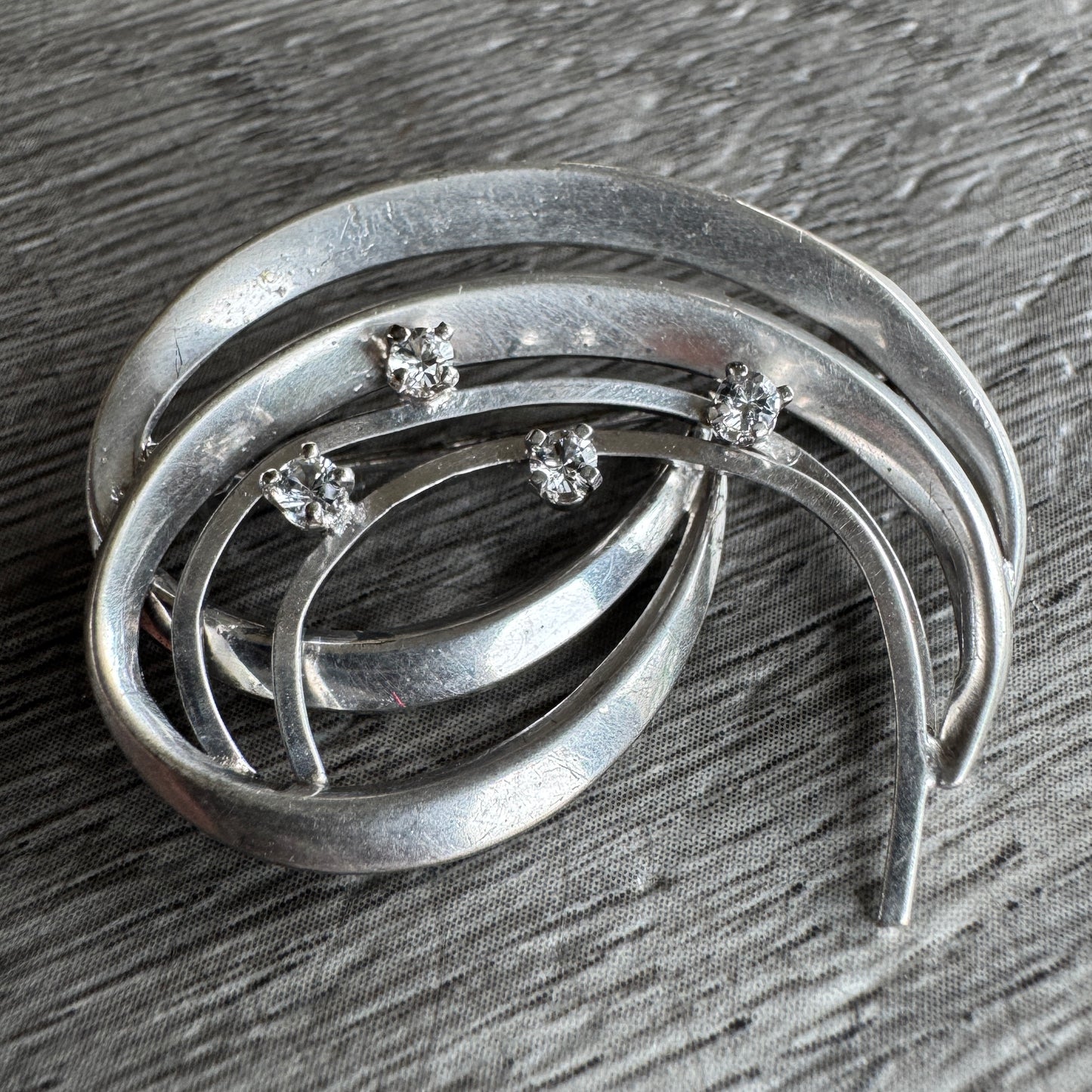 Broche moderne en argent massif