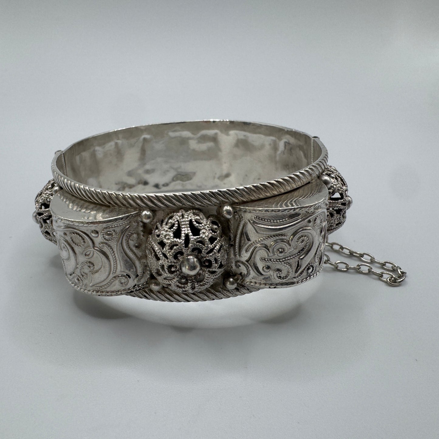 Bracelet ancien en argent à décor ciselé- Berbère