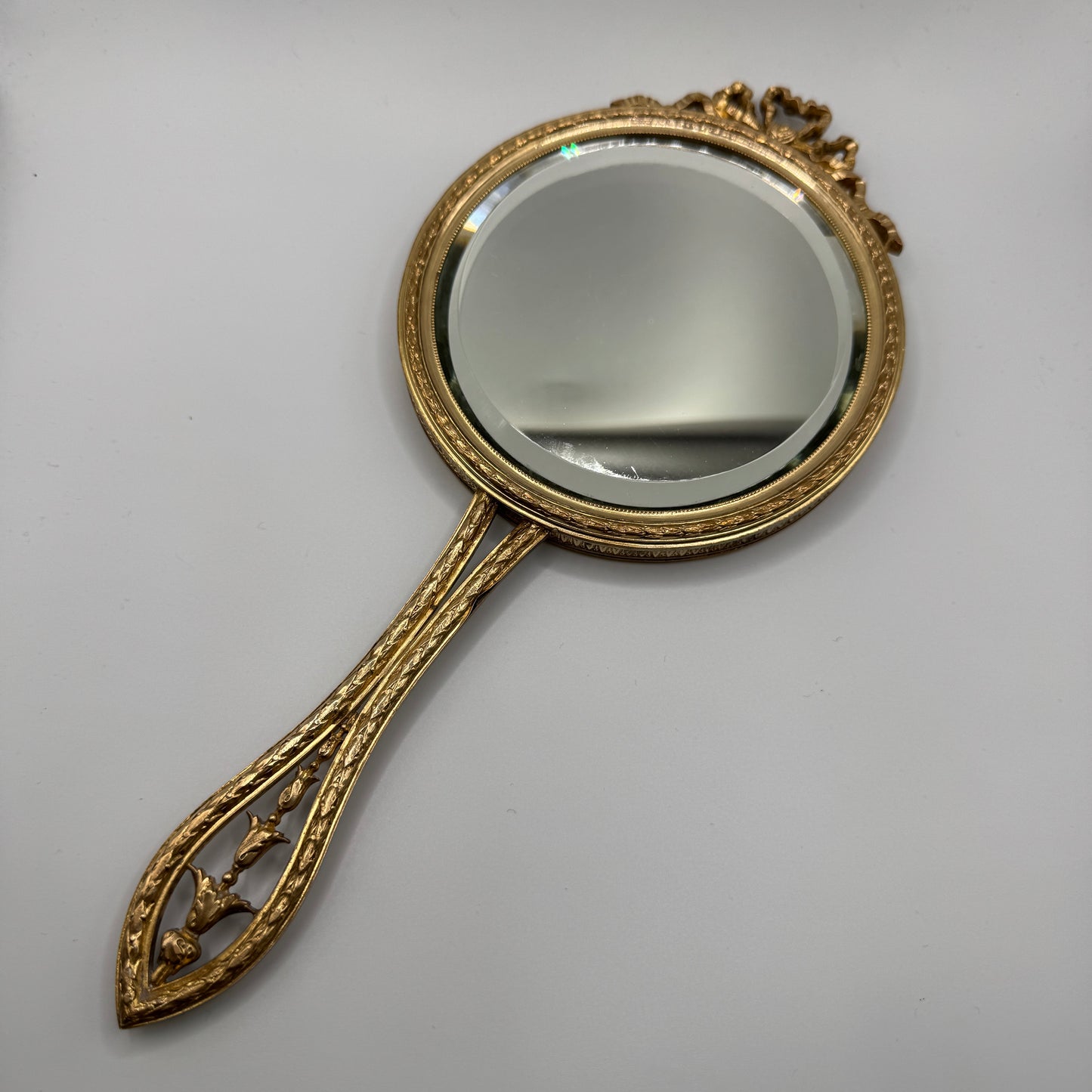 Rare face à main en bronze doré avec émaux de Limoges « la gitane »