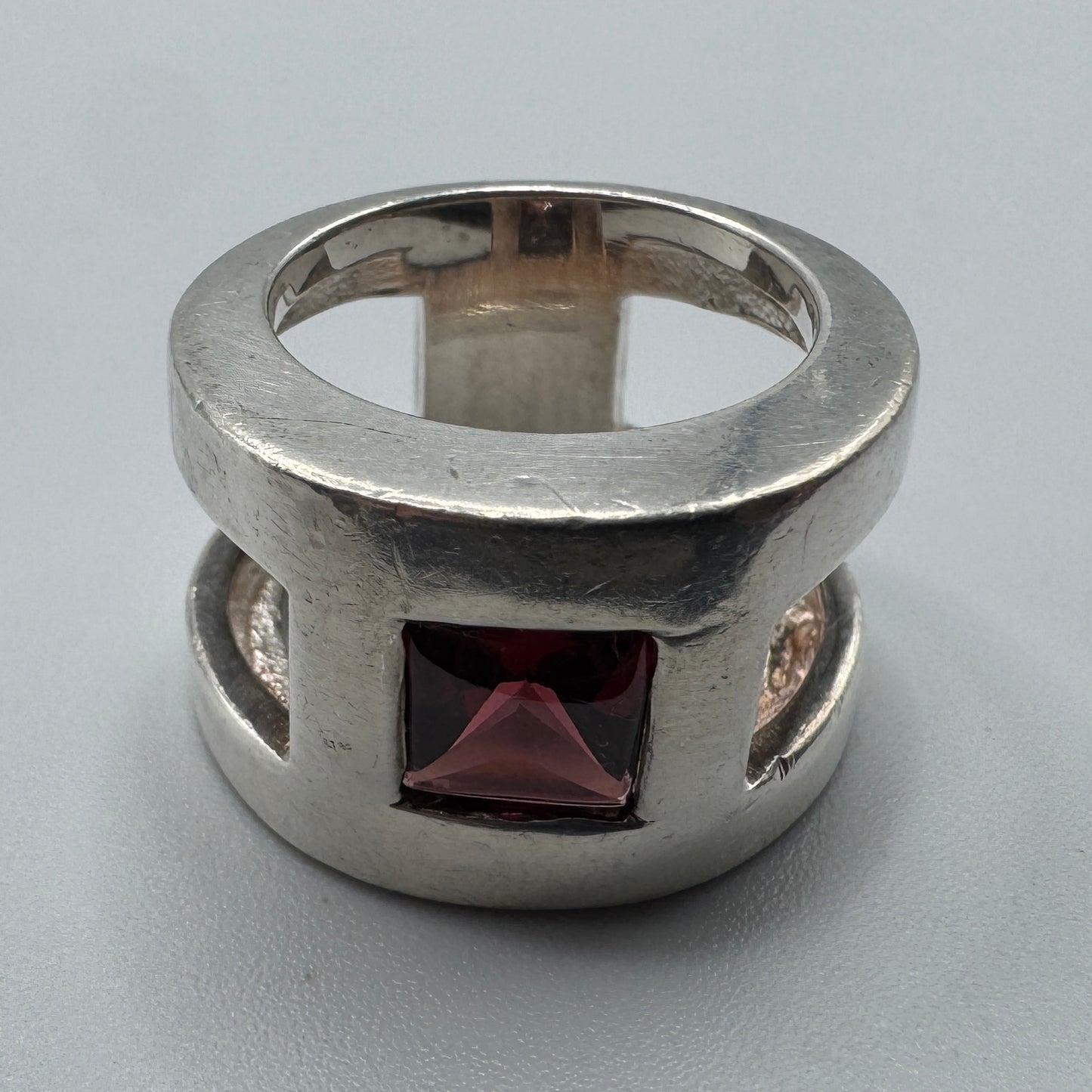 Grosse Bague en argent et pierre taillée