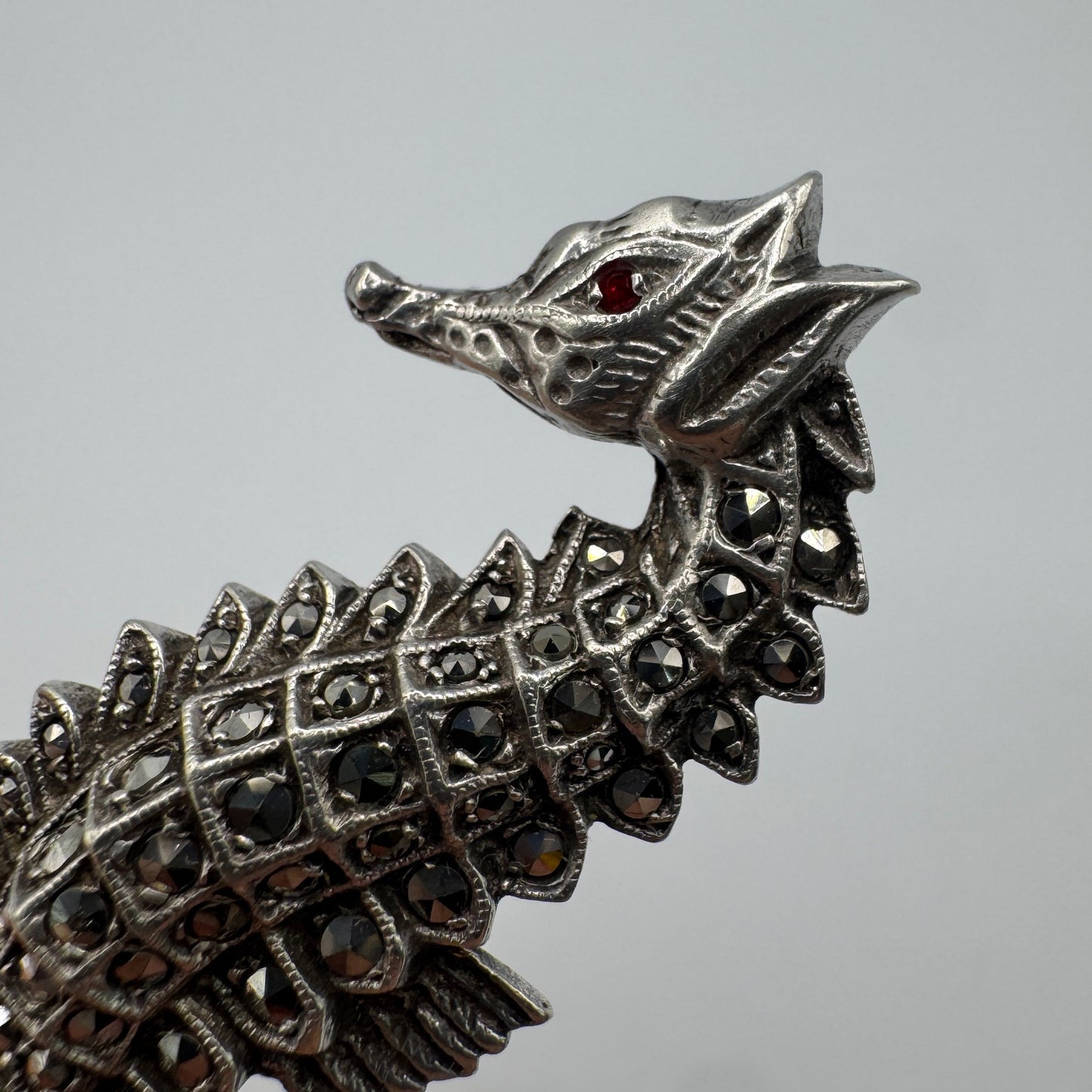 Broche ancienne « hippocampe » argent massif et marcassites