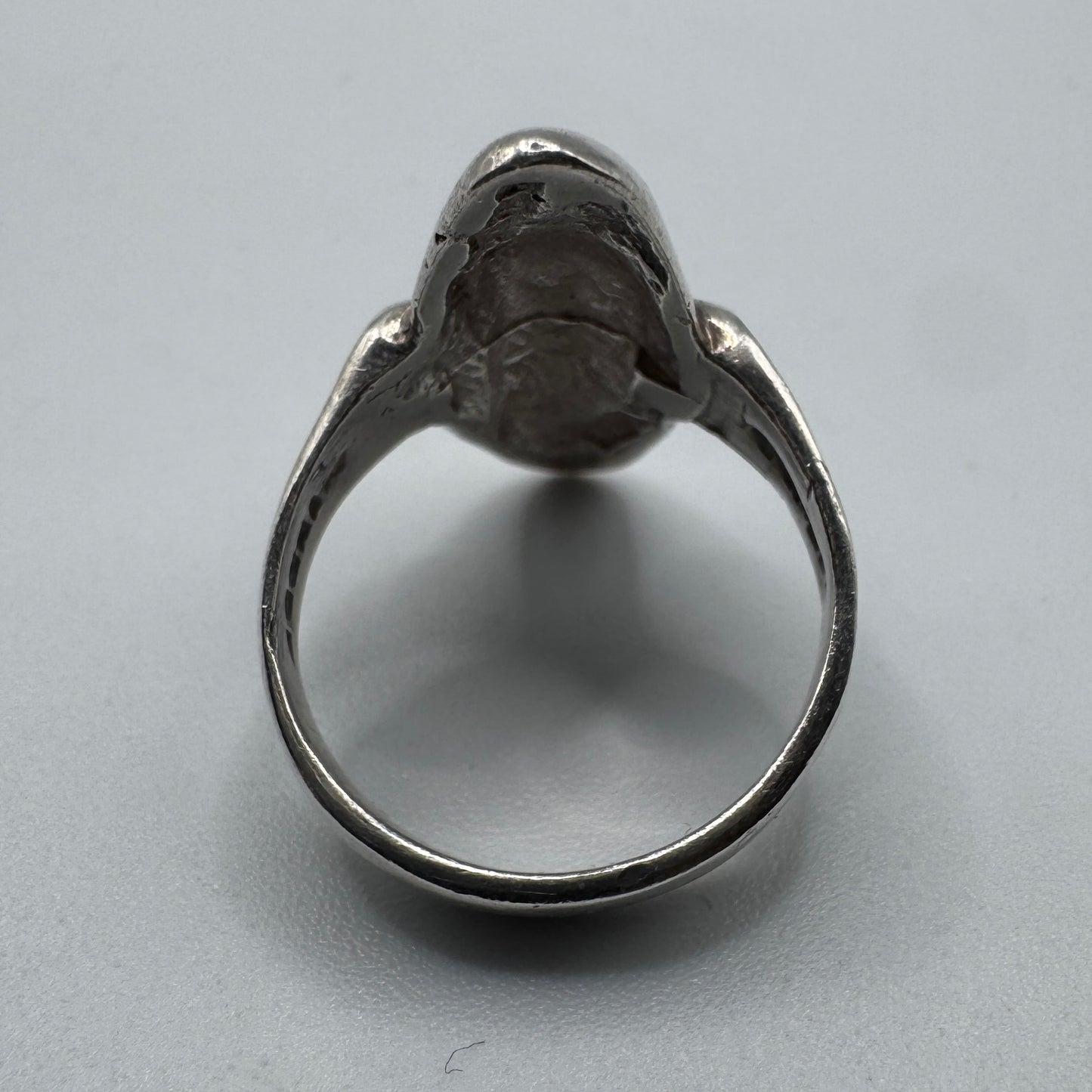 Bague en argent motif moderniste
