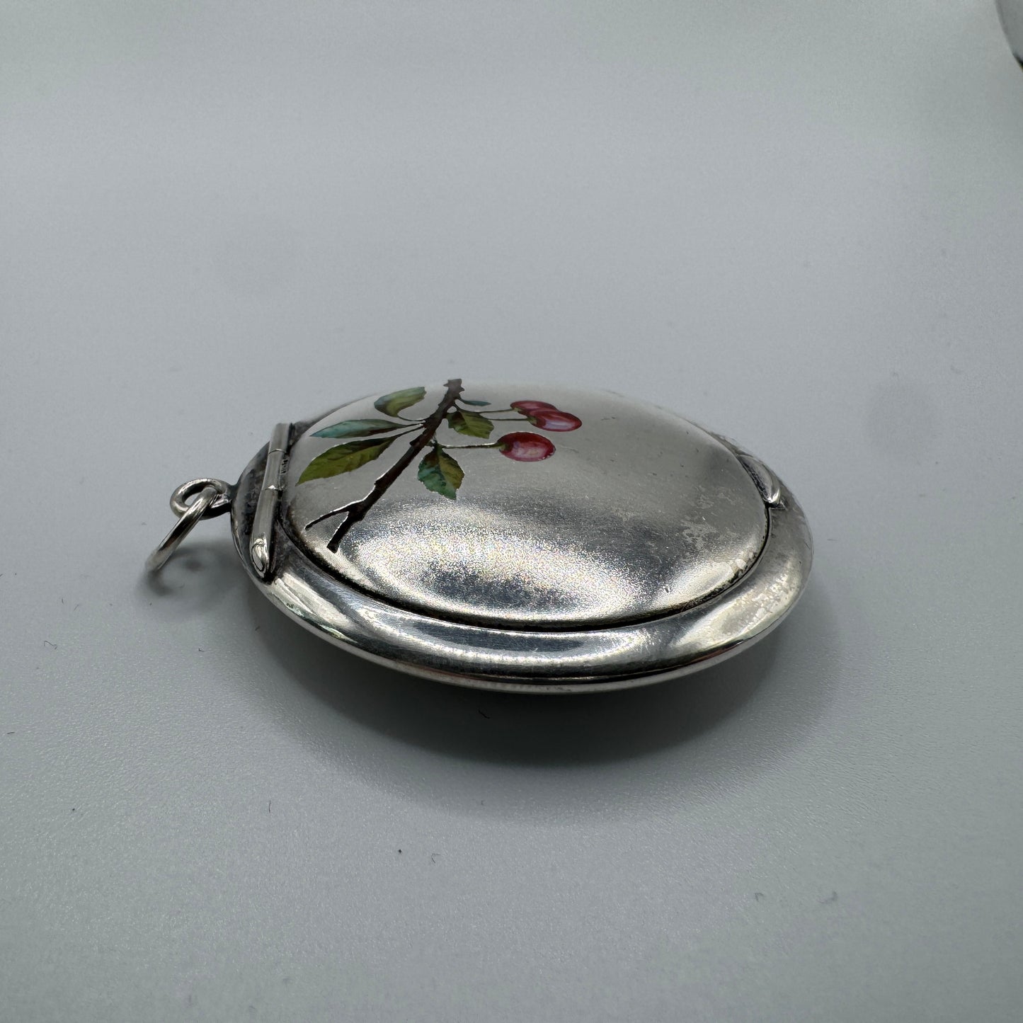 Petite boîte ancienne poudrier art nouveau - décor émaillé aux cerises