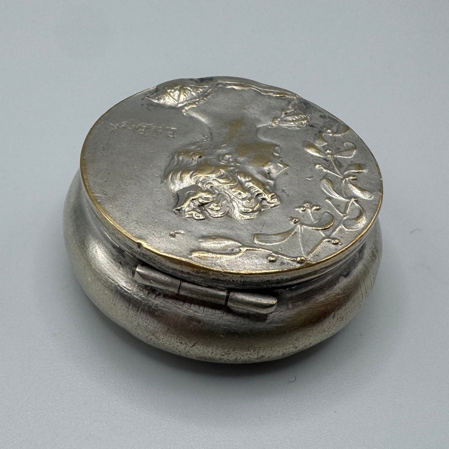 Petite boîte ancienne poudrier Art Nouveau