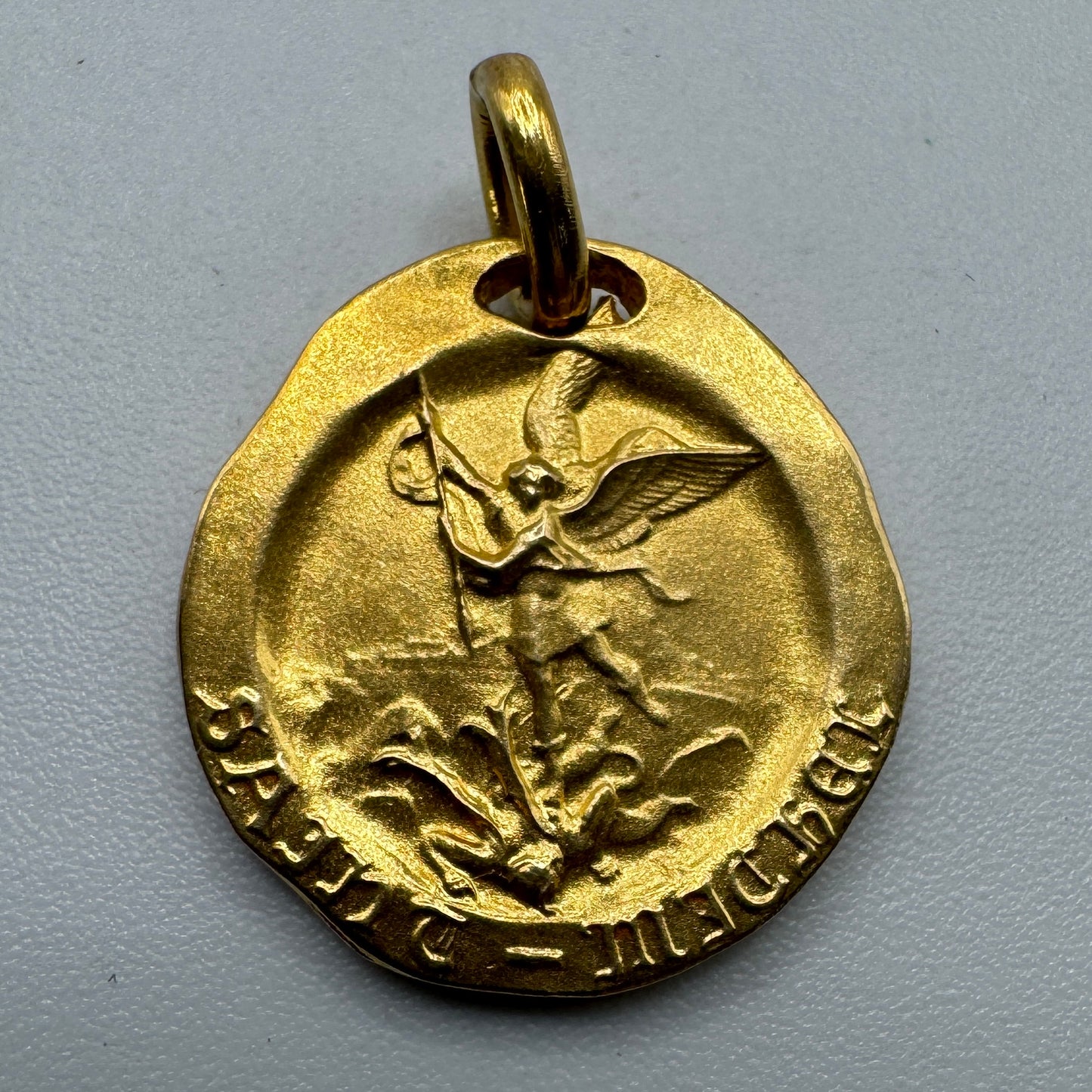 Rare Medaille ancienne plaqué or « Saint- Michel » par Charles