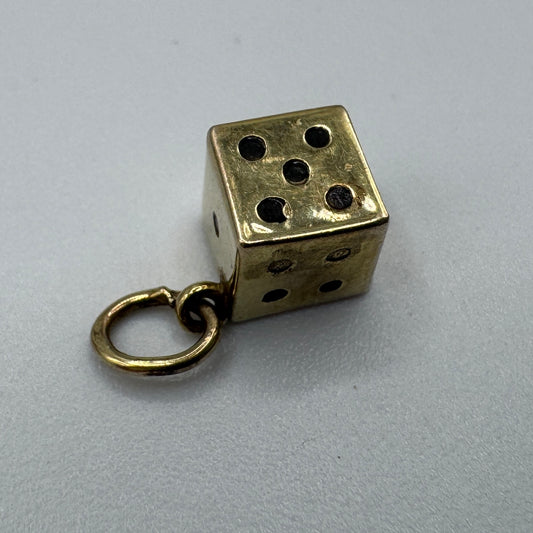 Petit pendentif ancien porte bonheur « dé à jouer » - or 333/1000