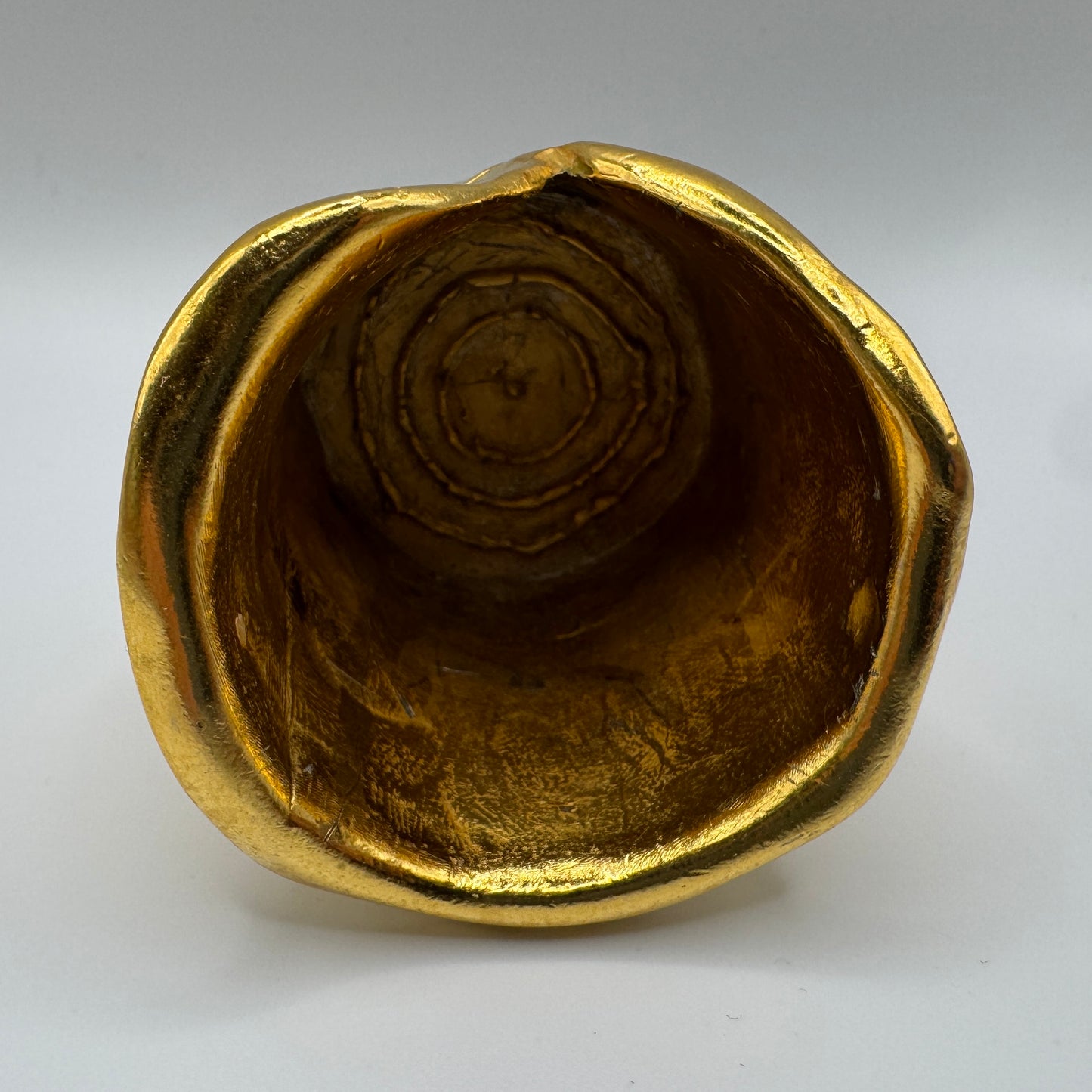 Petit pot artistique Donna Karan - métal doré